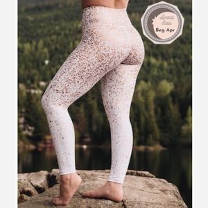 White stay gold light n tight 7/8 24” leggings